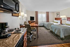 Un pat sau paturi într-o cameră la Candlewood Suites Galveston by IHG +30 fotografii