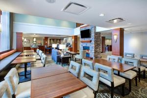 Restoran ili drugo mesto za obedovanje u objektu Staybridge Suites Cleveland Mayfield Heights Beachwood, an IHG Hotel