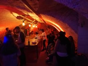 eine Gruppe von Menschen, die in einem Tunnel in einem Restaurant sitzen in der Unterkunft Hôtel de Ville in Les Verrières