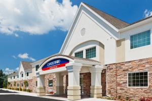 un bâtiment doté d'une station-service de californie dans l'établissement Candlewood Suites Hazleton, an IHG Hotel, à Hazleton