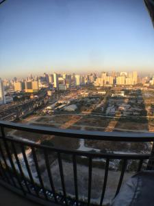 Blick auf eine Stadt von der Spitze eines Gebäudes in der Unterkunft Supalai Rama9 Monthly in Bangkok