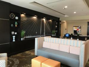 TV a/nebo společenská místnost v ubytování Staybridge Suites Plano - The Colony by IHG