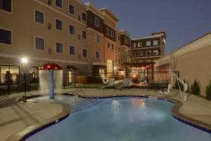 Bazén v ubytování Staybridge Suites Plano - The Colony by IHG nebo v jeho okolí