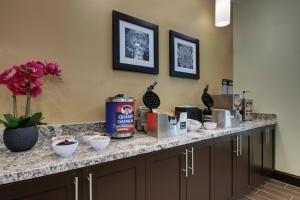 Příslušenství pro přípravu čaje a kávy v ubytování Staybridge Suites Plano - The Colony by IHG