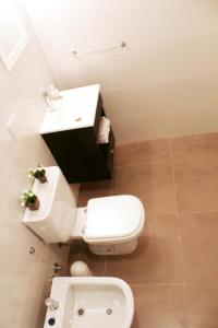 a bathroom with a white toilet and a sink at AMPLIO DPTO 2 amb. - PALERMO QUEEN- in Buenos Aires