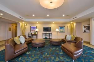 אזור ישיבה ב-Candlewood Suites Harrisburg-Hershey, an IHG Hotel
