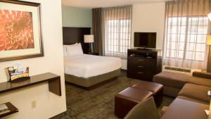 una habitación de hotel con una cama y un sofá en Staybridge Suites Colorado Springs North by IHG, en Colorado Springs