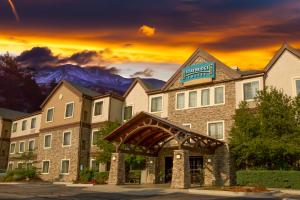 una representación de un hotel con montañas en el fondo en Staybridge Suites Colorado Springs North by IHG, en Colorado Springs