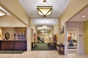 una hall di un ospedale con una sala d'attesa di Candlewood Suites Terre Haute, an IHG Hotel a Terre Haute