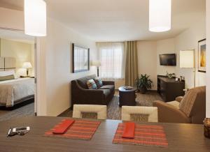 Candlewood Suites - Lake Charles South, an IHG Hotel tesisinde bir oturma alanı