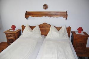 Łóżko lub łóżka w pokoju w obiekcie Pension Marienhof