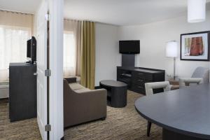 Un lugar para sentarse en Candlewood Suites Olympia - Lacey, an IHG Hotel