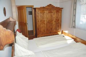 Łóżko lub łóżka w pokoju w obiekcie Pension Marienhof