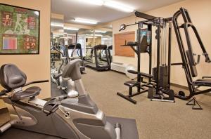 una sala de fitness con cintas de correr y equipo cardiovascular en Candlewood Suites Junction City - Ft. Riley, an IHG Hotel, en Junction City