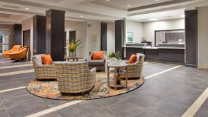 グランドアイランドにあるCandlewood Suites Grand Island, an IHG Hotelのホテルのロビー(椅子、テーブル付)