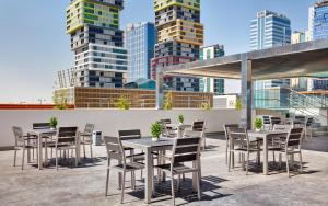 Restoranas ar kita vieta pavalgyti apgyvendinimo įstaigoje Staybridge Suites - Doha Lusail, an IHG Hotel