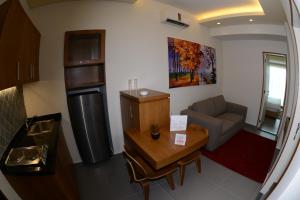 a small living room with a table and a couch at Guias Hotel & Spa in Jbeil