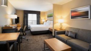 Кровать или кровати в номере Holiday Inn Express Hotel & Suites Sherwood Park-Edmonton Area by IHG +27 фотографий
