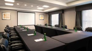 Бизнес-центр и/или конференц-зал в Holiday Inn Express Hotel & Suites Sherwood Park-Edmonton Area by IHG