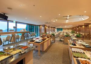 una línea de buffet con comida expuesta en un restaurante en Kirishima Hotel, en Kirishima