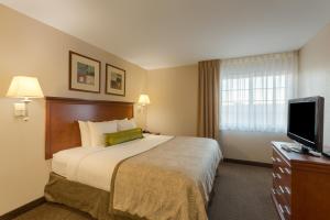 Tempat tidur dalam kamar di Candlewood Suites Nogales, an IHG Hotel