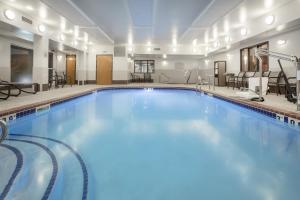 una gran piscina en una habitación de hotel en Holiday Inn Express & Suites Yankton, an IHG Hotel, en Yankton
