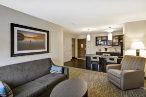 un soggiorno con divano e sala da pranzo di Candlewood Suites Smyrna - Nashville by IHG a Smyrna