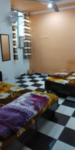 Katil atau katil-katil dalam bilik di Kohli Niwas