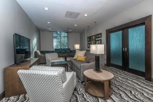 uma sala de estar com um sofá, cadeiras e uma mesa em Staybridge Suites Charleston - Mount Pleasant, an IHG Hotel em Charleston