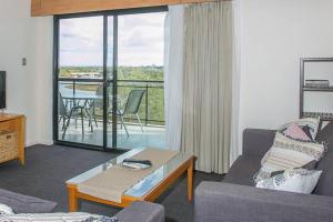 Uma área de estar em Perth Ascot Sub Penthouse Spectacular 240 degree River and City Views ,