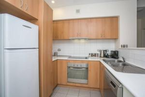A cozinha ou cozinha compacta de Perth Ascot Sub Penthouse Spectacular 240 degree River and City Views ,
