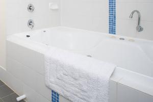Um banheiro em Perth Ascot Sub Penthouse Spectacular 240 degree River and City Views ,