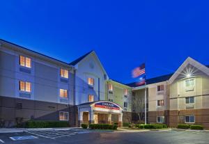 OwassoにあるCandlewood Suites Owasso by IHGのホテルの正面のレンダリング