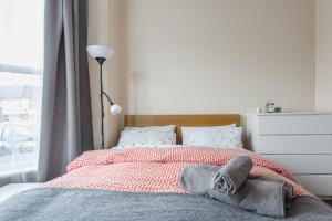 un lit avec une paire de chaussettes dans l'établissement Shirley House 1, Guest House, Self Catering, Self Check in with smart locks, use of Fully Equipped Kitchen, Walking Distance to Southampton Central, Excellent Transport Links, Ideal for Longer Stays, à Southampton