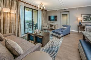 Uma área de estar em Holiday Inn Club Vacations Sunset Cove Resort