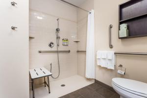 Bathroom sa Candlewood Suites Bensalem - Philadelphia Area, an IHG Hotel