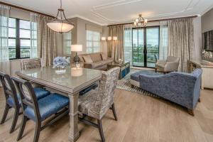 Uma área de estar em Holiday Inn Club Vacations Sunset Cove Resort