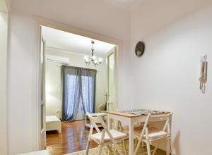 Posedenie v ubytovaní Thiras Lovely Apartment BY ZAIN