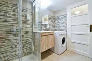 łazienka z prysznicem i pralką w obiekcie Thiras Lovely Apartment BY ZAIN w Atenach +17 zdjęć