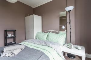 1 dormitorio con 1 cama con toallas en Shirley House 1, Guest House, Self Catering, Self Check in with smart locks, use of Fully Equipped Kitchen, Walking Distance to Southampton Central, Excellent Transport Links, Ideal for Longer Stays en Southampton