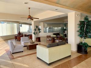 Area soggiorno di MODERN SPACIOUS BEACH FRONT CENTRAL CONDO w POOLS STEPS TO BEACH