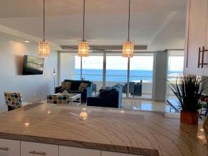 Area soggiorno di MODERN SPACIOUS BEACH FRONT CENTRAL CONDO w POOLS STEPS TO BEACH