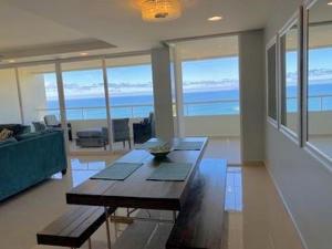 Area soggiorno di MODERN SPACIOUS BEACH FRONT CENTRAL CONDO w POOLS STEPS TO BEACH