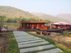 崇贞夫佩马尔迪伊拉旺山林小屋的一条通往河边建筑物的走道