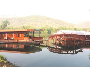a couple of boats parked at a dock on the water at Pae Maldive Erawan in Chongsadao