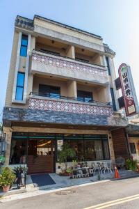 ein Gebäude mit einem Balkon an der Seite in der Unterkunft 山明水秀民宿-無電梯 in Yuchi