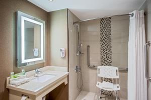 Kylpyhuone majoituspaikassa Quality Inn & Suites