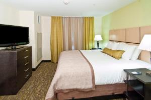 En eller flere senger på et rom på Candlewood Suites Tupelo, an IHG Hotel