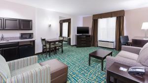 Кът за сядане в Holiday Inn Express & Suites Wyomissing, an IHG Hotel