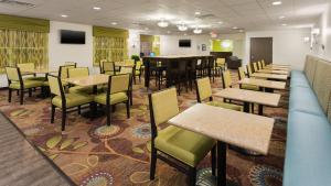 a restaurant with tables and chairs in a room at Holiday Inn Express & Suites Wyomissing, an IHG Hotel in West Reading